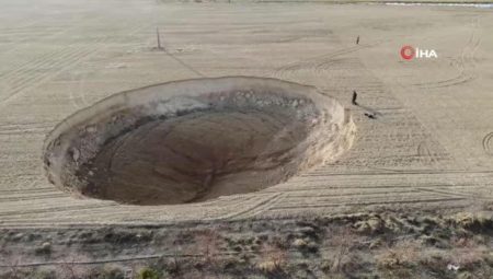 Konya’da iki fay ortasında 37 metre çapında obruk oluştu