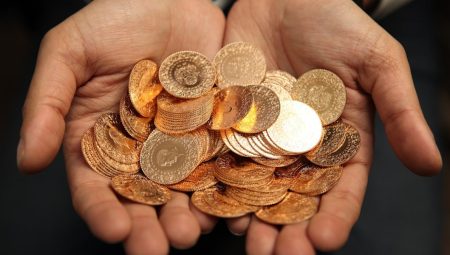 Altın fiyatları rekor kırmaya doymadı: Gram, çeyrek, tam altında son durum