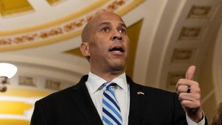 Trump’ı protesto etmek için kürsüye çıktı, 21 saattir aralıksız konuşuyor