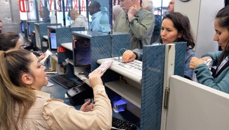 Vatandaş dövize güvendi