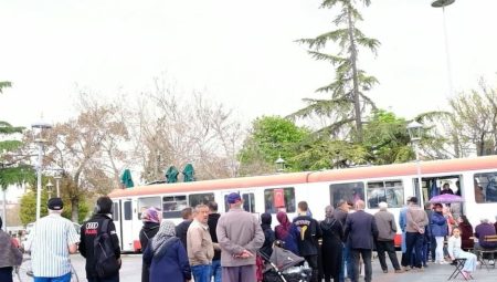 Yağmur altında metrelerce ucuz çay-simit kuyruğu