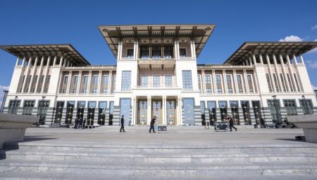 Şatafattan merkez de rahatsız