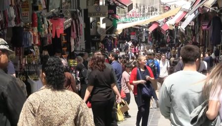 Emekli bayramda konutunda geçmişi özleyecek